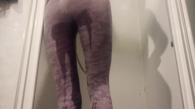 Girl Pissing in her Leggins